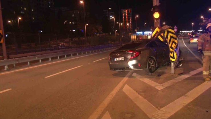 Kadıköy’de otomobil bariyere ok gibi saplandı: 3 yaralı